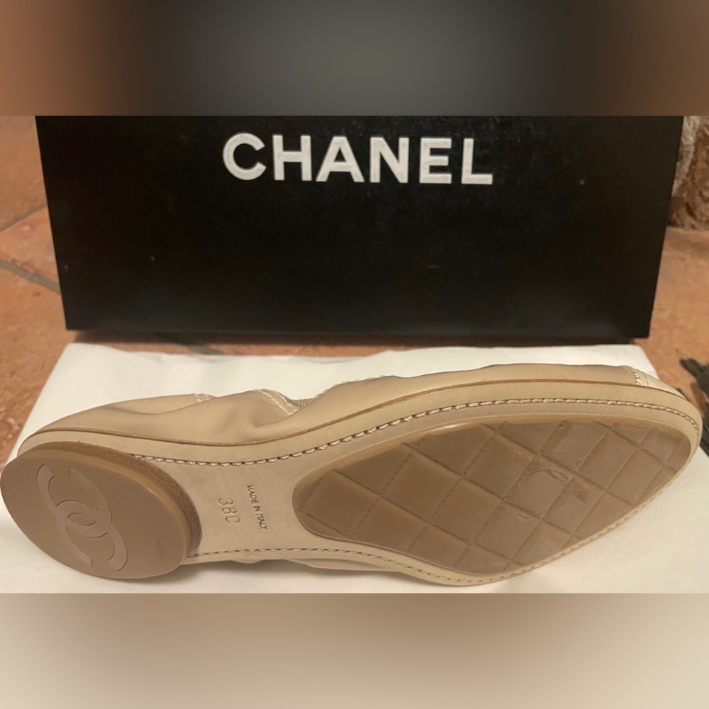 Chanel nude ballerinas with white patent leather accents. - Picture 3 of 9